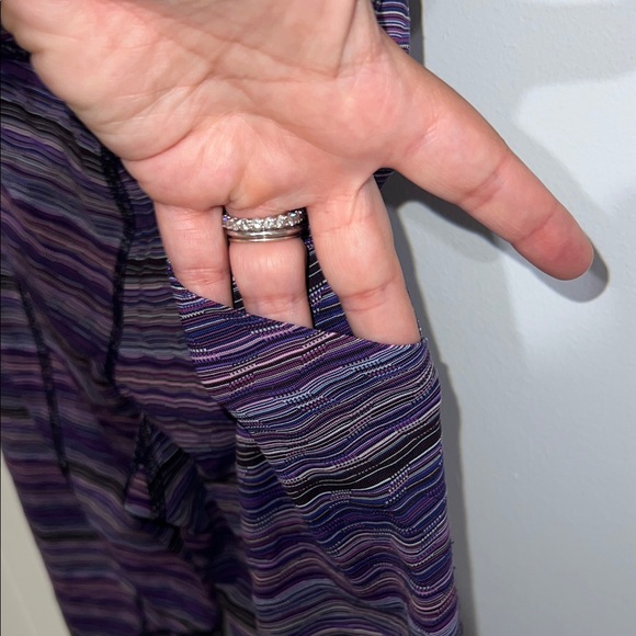 Lululemon Athletica 3/4 Lenth Purple Stripe Legging 6 - Picture 9 of 10